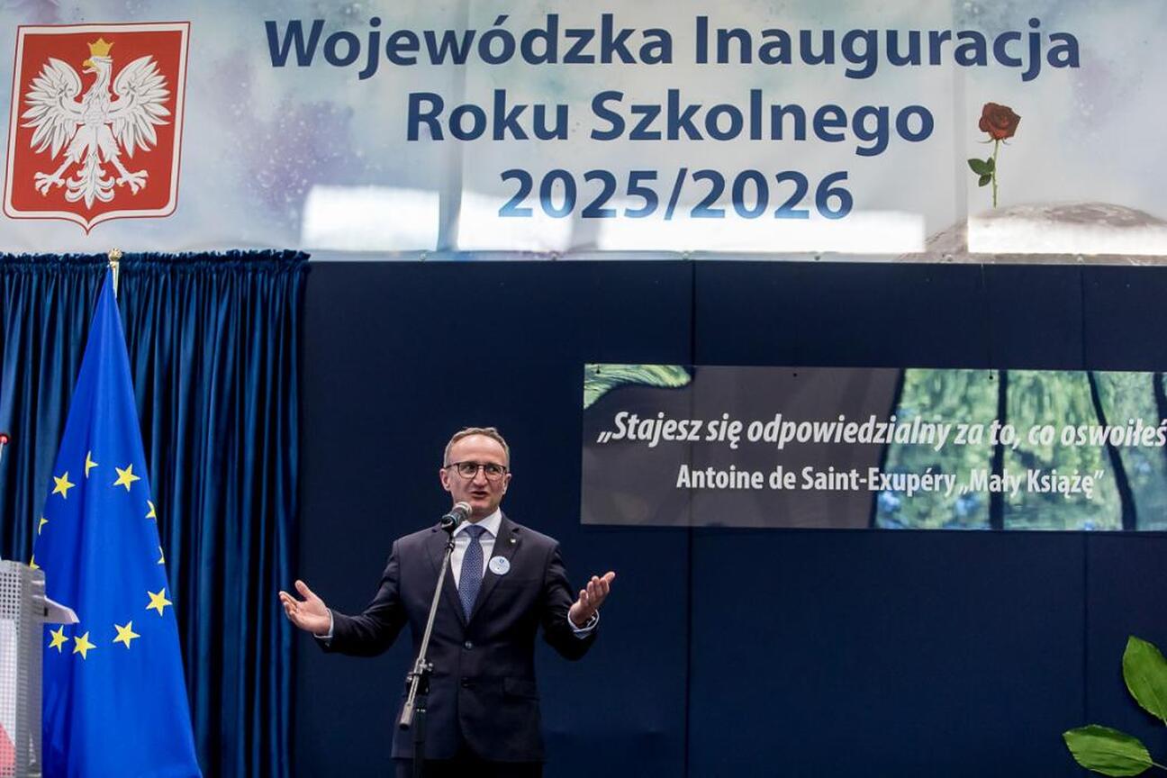 Grzegorz Boski, Wicemarszałek Województwa Śląskiego, przemawia podczas inauguracji roku szkolnego 2025/26 w Zespole Szkół nr 1 w Kłobucku. (wygenerowano przez AI)