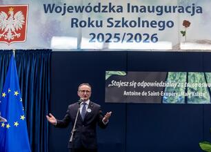 Grzegorz Boski, Wicemarszałek Województwa Śląskiego, przemawia podczas inauguracji roku szkolnego 2025/26 w Zespole Szkół nr 1 w Kłobucku. (wygenerowano przez AI)