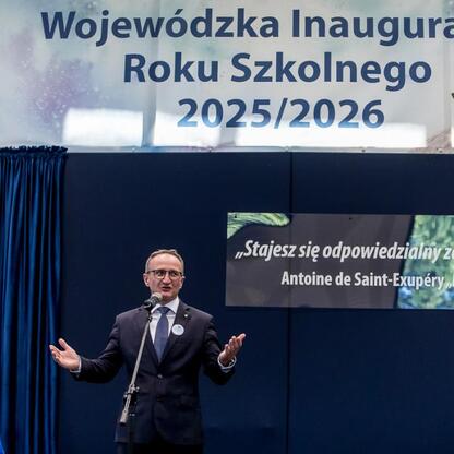 Wicemarszałek Województwa Śląskiego Grzegorz Boski przemawia na inauguracji roku szkolnego w Zespole Szkół nr 1 w Kłobucku. (wygenerowano przez AI)