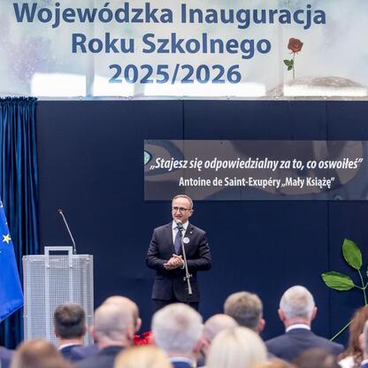 Wicemarszałek Województwa Śląskiego Grzegorz Boski przemawia na uroczystości otwarcia roku szkolnego 2025/2026 w Zespole Szkół nr 1 w Kłobucku. (wygenerowano przez AI)