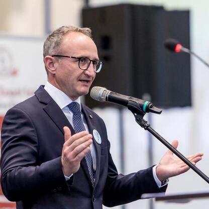 Wicemarszałek Województwa Śląskiego Grzegorz Boski przemawia na inauguracji roku szkolnego 2025/26 w Zespole Szkół nr 1 w Kłobucku. (wygenerowano przez AI)