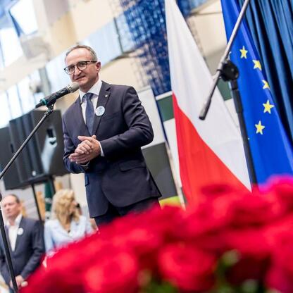 Wicemarszałek Województwa Śląskiego Grzegorz Boski przemawia na inauguracji roku szkolnego 2025/26 w Zespole Szkół nr 1 w Kłobucku. (wygenerowano przez AI)