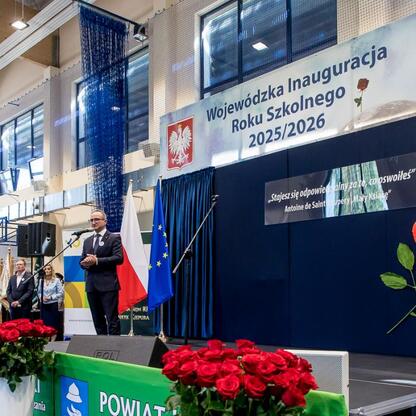 Wicemarszałek Województwa Śląskiego Grzegorz Boski przemawia na otwarciu roku szkolnego w Zespole Szkół nr 1 w Kłobucku. (wygenerowano przez AI)