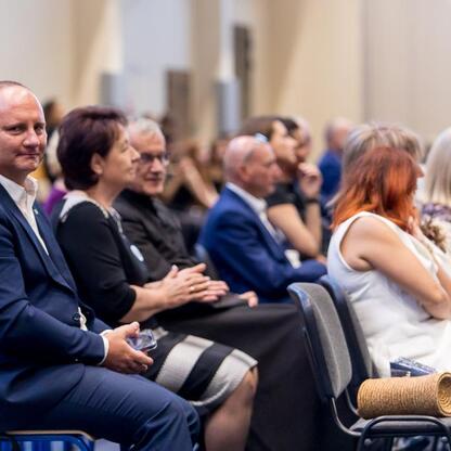 Uroczystość wojewódzkiej inauguracji roku szkolnego w Zespole Szkół nr 1 w Kłobucku. (wygenerowano przez AI)