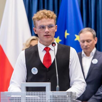 Młody mężczyzna przemawia na uroczystości inauguracji roku szkolnego 2025/26 w Kłobucku, Polska. (wygenerowano przez AI)