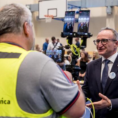 Wicemarszałek Województwa Śląskiego Grzegorz Boski podczas inauguracji roku szkolnego 2025/26 w Zespole Szkół nr 1 w Kłobucku. (wygenerowano przez AI)