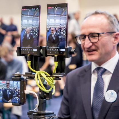 Wicemarszałek Województwa Śląskiego Grzegorz Boski podczas inauguracji roku szkolnego 2025/26 w Zespole Szkół nr 1 w Kłobucku. (wygenerowano przez AI)