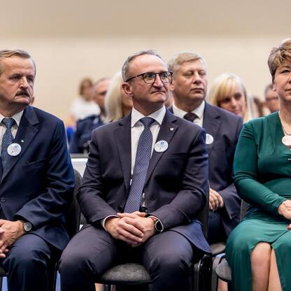 Grzegorz Boski, wicemarszałek Województwa Śląskiego, przemawia podczas inauguracji roku szkolnego 2025/26 w Kłobucku. (wygenerowano przez AI)