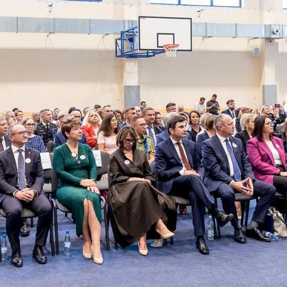 Grzegorz Boski, wicemarszałek Województwa Śląskiego, przemawia na inauguracji roku szkolnego w Kłobucku. (wygenerowano przez AI)