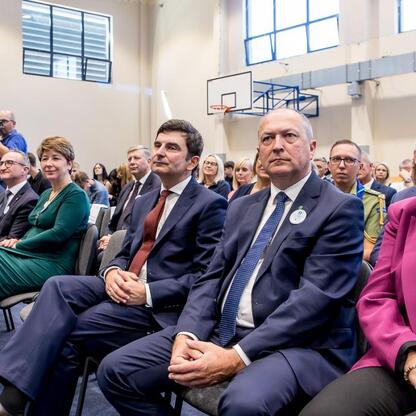 Wicemarszałek Województwa Śląskiego Grzegorz Boski przemawia na inauguracji roku szkolnego 2025/26 w Zespole Szkół nr 1 w Kłobucku. (wygenerowano przez AI)