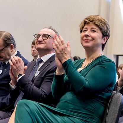 Grzegorz Boski, Wicemarszałek Województwa Śląskiego, przemawia podczas inauguracji roku szkolnego 2025/26 w Zespole Szkół nr 1 w Kłobucku. (wygenerowano przez AI)