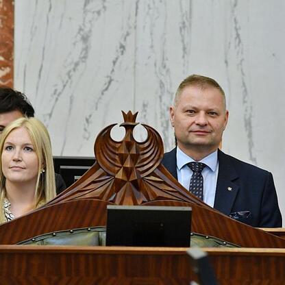 Członkowie Zarządu Województwa Śląskiego podczas uroczystości wsparcia dla województwa w zakresie edukacji zawodowej. (wygenerowano przez AI)