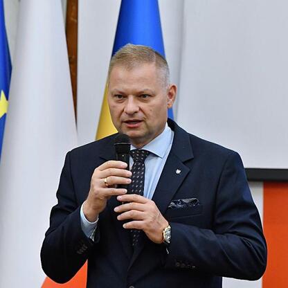 Członek Zarządu Województwa Śląskiego Rafał Adamczyk przemawia na konferencji o wspieraniu edukacji zawodowej. (wygenerowano przez AI)