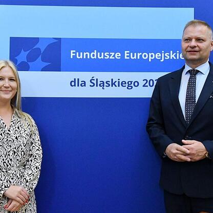 Członkowie Zarządu Województwa Śląskiego Rafał Adamczyk i Joanna Bojczuk prezentują program Fundusze Europejskie dla Śląska 2021-2027. (wygenerowano przez AI)