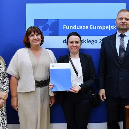 Listy gratulacyjne wręczono beneficjentom programu Fundusze Europejskie dla Śląskiego 2021-2027. (wygenerowano przez AI)
