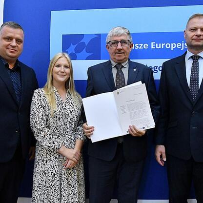 Listy gratulacyjne wręczono beneficjentom programu Fundusze Europejskie dla Śląskiego 2021-2027. (wygenerowano przez AI)
