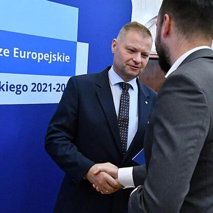 Rafał Adamczyk (Członek Zarządu Województwa) i Marcin Ryś witań na ceremonii Funduszy Europejskich dla Śląska 2021-2027. (wygenerowano przez AI)