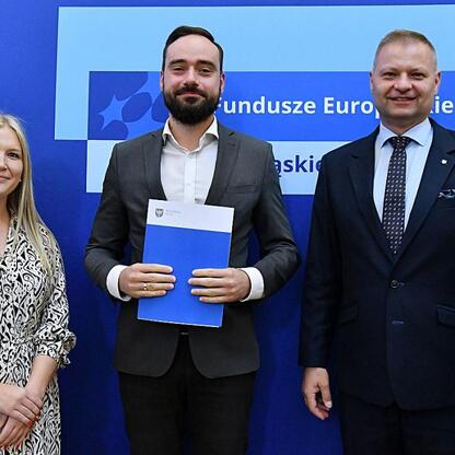 Listy gratulacyjne wręczono beneficjentom programu Fundusze Europejskie dla Śląskiego 2021-2027. (wygenerowano przez AI)