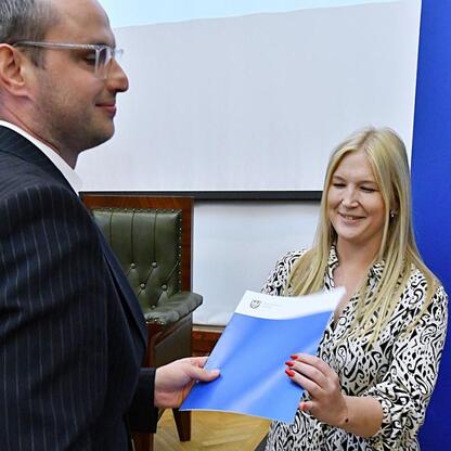Joanna Bojczuk i Marcin Ryś podczas prezentacji dokumentu w kontekście funduszy edukacyjnych dla Śląska. (wygenerowano przez AI)