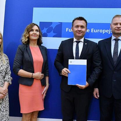 Członkowie Zarządu Województwa Śląskiego: Rafał Adamczyk i Joanna Bojczuk, podczas uroczystości związanych z projektem Fundusze Europejskie, związany z wsparciem kształcenia zawodowego. (wygenerowano przez AI)