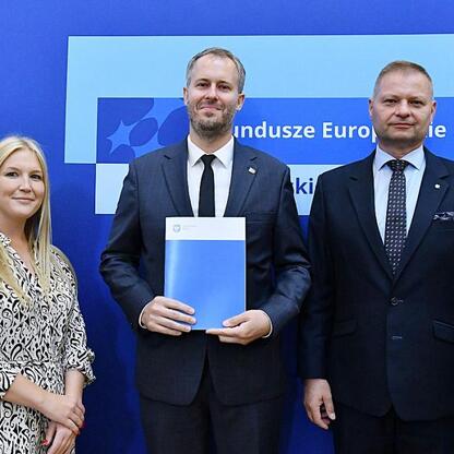 Listy gratulacyjne wręczono beneficjentom programu Fundusze Europejskie dla Śląskiego 2021-2027. (wygenerowano przez AI)