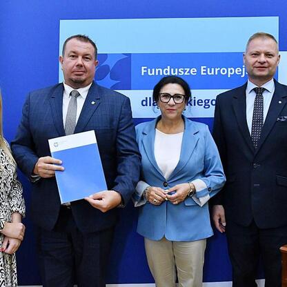 Listy gratulacyjne wręczono beneficjentom programu Fundusze Europejskie dla Śląska. (wygenerowano przez AI)