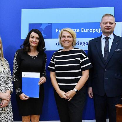 Listy gratulacyjne wręczono członkom Zarządu Województwa Śląskiego. (wygenerowano przez AI)