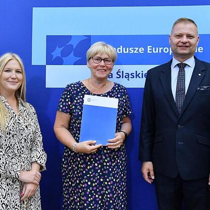 Listy gratulacyjne wręczono beneficjentom programu Fundusze Europejskie dla Śląska. (wygenerowano przez AI)