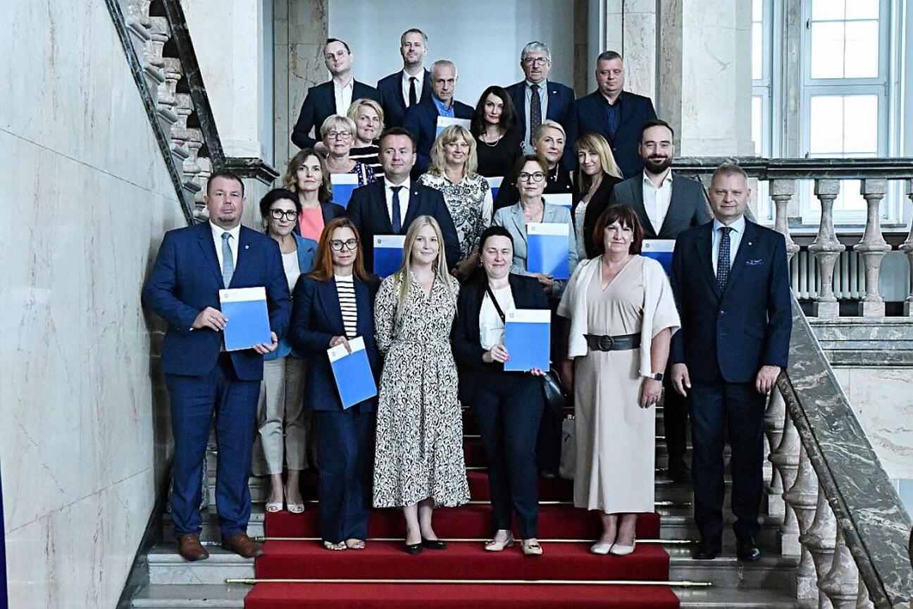 Listy gratulacyjne wręczono członkom Zarządu Województwa Śląskiego: Rafałowi Adamczykowi i Joannie Bojczuk. (wygenerowano przez AI)