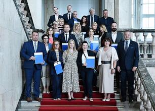 Listy gratulacyjne wręczono członkom Zarządu Województwa Śląskiego: Rafałowi Adamczykowi i Joannie Bojczuk. (wygenerowano przez AI)