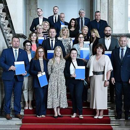 Listy gratulacyjne wręczono członkom Zarządu Województwa Śląskiego: Rafałowi Adamczykowi i Joannie Bojczuk. (wygenerowano przez AI)