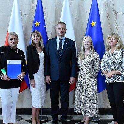 Listy gratulacyjne wręczono członkom Zarządu Województwa Śląskiego: Rafałowi Adamczykowi i Joannie Bojczuk. (wygenerowano przez AI)