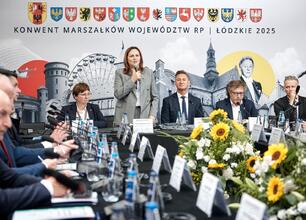 Konwent Marszałków Województw Polskich w Sulejowie, 3-4 września 2025, omawia rozwój sieci rowerowych, finansowanie ochrony środowiska i transportu publicznego. (wygenerowano przez AI)