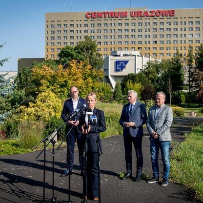 Wojewódzki Szpital Specjalistyczny nr 5 im. św. Barbary w Sosnowcu. Przekazanie terenu dla lądowiska dla śmigłowców ratunkowych. (wygenerowano przez AI)