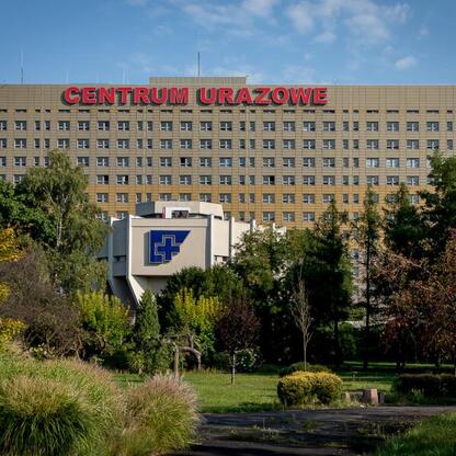 Wojewódzki Szpital Specjalistyczny nr 5 im. św. Barbary w Sosnowcu, zmodernizowany teren dla lądowiska śmigłowców. (wygenerowano przez AI)