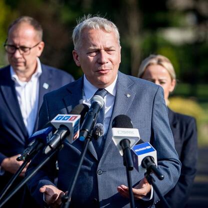 Marszałek Wojciech Saługa przemawia na konferencji prasowej o transferze gruntów dla szpitala. (wygenerowano przez AI)