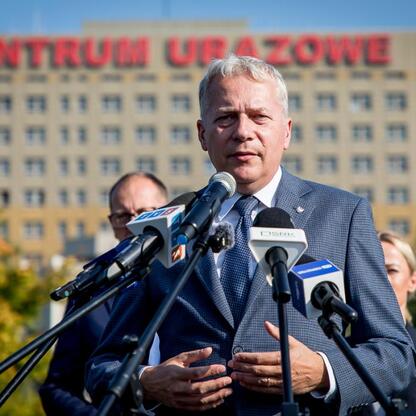 Marszałek Wojciech Saługa przemawia na konferencji prasowej w Centrum Urzędowym, oznaczając ważny krok dla Wojewódzkiego Szpitala Specjalistycznego nr 5 im. św. Barbary w Sosnowcu. (wygenerowano przez AI)