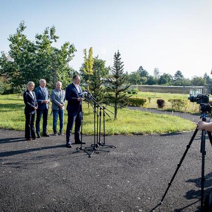 Wojewódzki Szpital Specjalistyczny nr 5 im. św. Barbary w Sosnowcu. Przekazanie terenu dla lądowiska dla Lotniczego Pogotowia Ratunkowego. (wygenerowano przez AI)
