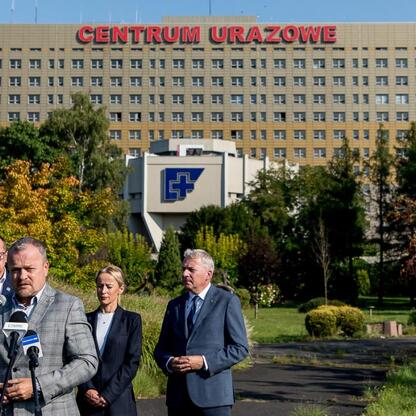 Wojciech Saługa, Marszałek Województwa Śląskiego, przemawia na konferencji prasowej w Wojewódzkim Szpitalu Specjalistycznym nr 5 im. św. Barbary w Sosnowcu. (wygenerowano przez AI)