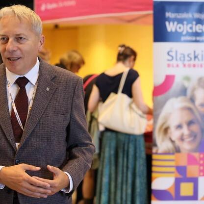 Marszałek Wojciech Saługa na XVII Generalnym Kongresie Kobiet w Katowicach. (wygenerowano przez AI)