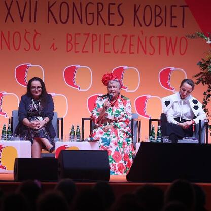 Panel dyskusyjny na XVII Kongresie Kobiet w Katowicach, Polska, z fokusem na równości i bezpieczeństwie. (wygenerowano przez AI)