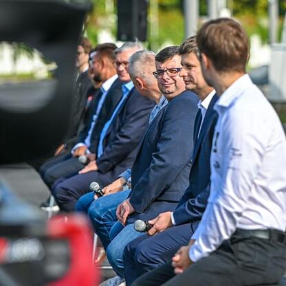 Grupa oficjalnych osób w trakcie konferencji prasowej Rajdu Śląska. (wygenerowano przez AI)