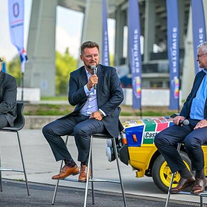 Panel dyskusyjny podczas konferencji prasowej Rajd Śląska, z udziałem wicemarszałka Leszka Pietraszka i innych uczestników. (wygenerowano przez AI)