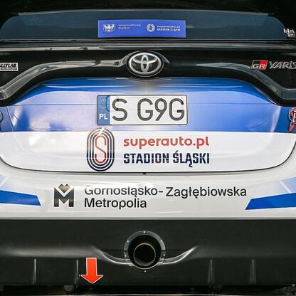 Toyota GR Yaris na Rajd Śląska, z tyłu widoczna nazwa rajdu i logo sponsorów. (wygenerowano przez AI)