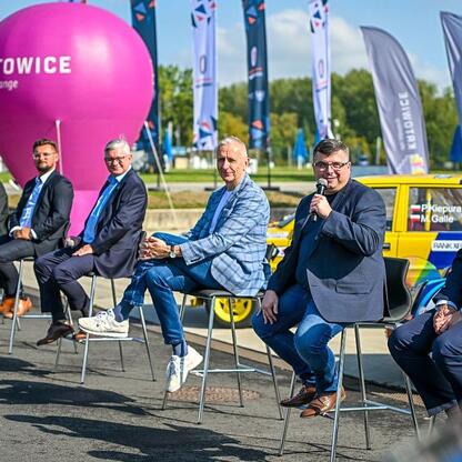 Wicemarszałek Leszek Pietraszek prowadzi konferencję prasową na Rajd Śląska. (wygenerowano przez AI)