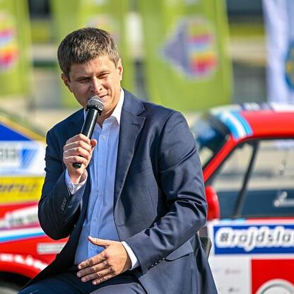 Na konferencji prasowej w Rajd Śląska, wicemarszałek Leszek Pietraszek i prezydent Marcin Krupa omawiają szczegółowe plany rajdu. (wygenerowano przez AI)
