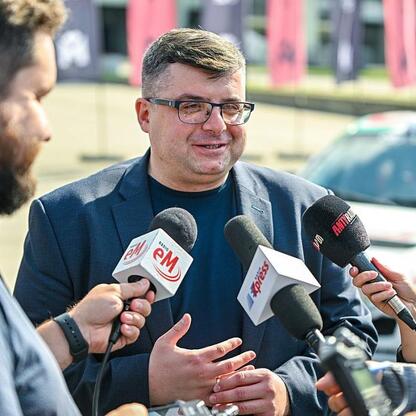 Wicemarszałek Leszek Pietraszek podczas konferencji prasowej na tle rajdu Rajd Śląska. (wygenerowano przez AI)