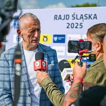 Wicemarszałek Leszek Pietraszek w trakcie konferencji prasowej przedstawia Rajd Śląska 2025. (wygenerowano przez AI)
