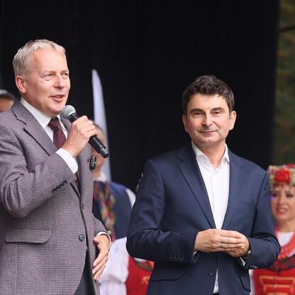 Wojciech Saługa, Marszałek Województwa Śląskiego, przemawia na Silver Silesia. (wygenerowano przez AI)