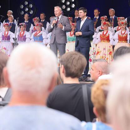 Wojciech Saługa, Marszałek Województwa Śląskiego, przemawia na Silver Silesia. (wygenerowano przez AI)
